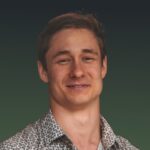 Junger Mann im Portrait lacht in die Kamera